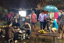 Đoàn phim “Chôn nhời 4” miệt mài ghi hình dù mưa lạnh