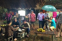 Đoàn phim “Chôn nhời 4” miệt mài ghi hình dù mưa lạnh