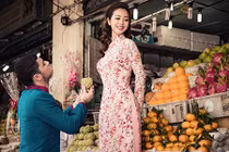 Hoa hậu Jennifer Phạm được bạn nhảy "cầu hôn" ở chợ Tết