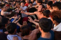 Kinh hoàng cảnh trai tráng đánh nhau ở hội cướp phết