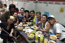 Đàm Vĩnh Hưng, Hoài Linh vui vẻ đi ăn quán bình dân