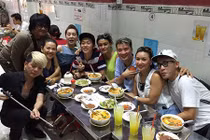 Đàm Vĩnh Hưng, Hoài Linh vui vẻ đi ăn quán bình dân