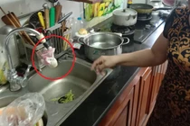 Hà Nội: Dân phát khiếp khi sống chung đường nước đầy giun sán