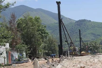 Hàng trăm nhà dân bị nứt do thi công kè biển