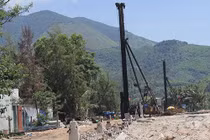 Hàng trăm nhà dân bị nứt do thi công kè biển