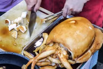 Mực khổng lồ Hồng Kông, chanh leo Colombia: Ăn vặt khác người