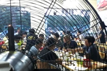 Quán bia mở cửa thâu đêm phục vụ quý ông giải nhiệt