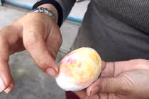 Xôn xao vì xuất hiện trứng vịt luộc màu hồng, cứng như đá 