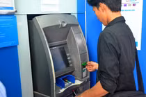 Tăng phí rút tiền ngoại mạng qua ATM: Ngân hàng ngày càng... tận thu?