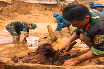 Phát hiện hàng trăm quả bom bi dưới ruộng lúa ở Nghệ An