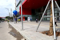 Chung cư The Artemis Lê Trọng Tấn: cọc inox chiếm vỉa hè bị tháo dỡ