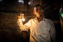 “Thánh” truyền điện ngày ngày “ăn” điện 1.100 vôn cho khoẻ