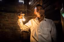 “Thánh” truyền điện ngày ngày “ăn” điện 1.100 vôn cho khoẻ