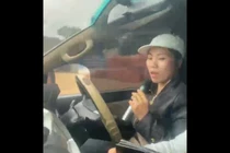 Công an làm việc với nữ tài xế vừa lái xe vừa hát karaoke
