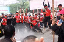 Pháo nổ tung trời giữa lễ hội Côn Sơn, dân phấn khích