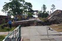 Sạt lở đường dẫn cầu nối Hải Phòng – Thái Bình: Giao thông tê liệt