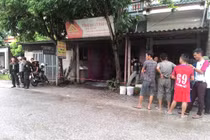 Phát hiện đôi nam nữ chết trong phòng ngủ với nhiều vết thương