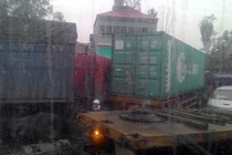 Hú hồn xe đầu kéo lao vào nhà dân sau tai nạn kinh hoàng