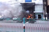 Ô tô bốc cháy ngùn ngụt trước trụ sở công an phường