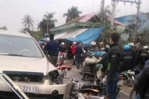 HP: Ô tô mất lái do nổ lốp, đâm liên tiếp 5 xe máy 