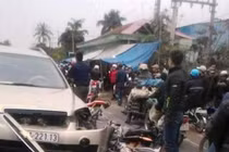 HP: Ô tô mất lái do nổ lốp, đâm liên tiếp 5 xe máy 