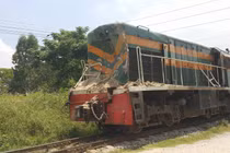 Húc bay xe tải, tàu hỏa hỏng nặng, hàng trăm khách kẹt cứng