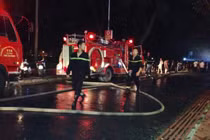 Quán bar Boom chìm trong lửa, hàng trăm dân chơi tháo chạy