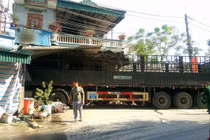Xe tải đâm thẳng nhà dân, hai mẹ con tử vong tại chỗ