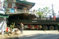Xe tải đâm thẳng nhà dân, hai mẹ con tử vong tại chỗ