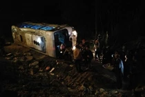 Xe chở 34 khách đi chùa Ba Vàng bị lật, 4 người bị thương