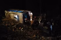 Xe chở 34 khách đi chùa Ba Vàng bị lật, 4 người bị thương