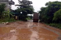 Cảnh tượng ám ảnh trên con đường bị xe quá tải cày nát