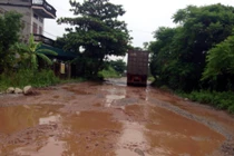 Cảnh tượng ám ảnh trên con đường bị xe quá tải cày nát