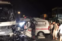 Quảng Ninh: Xe cấp cứu đâm xe ca, 10 người thương vong