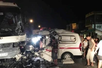 Quảng Ninh: Xe cấp cứu đâm xe ca, 10 người thương vong