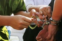 Nhặt được điện thoại của công an, bị còng tay, đánh đập?