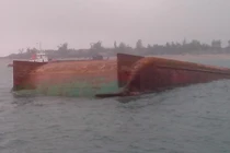 Giải cứu hai thuyền viên vụ Xà lan SG 3289 bị chìm 