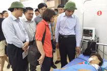 Container va chạm ô tô 16 chỗ chở khách du lịch TQ