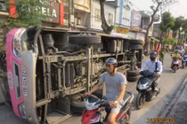 Xe buýt lật ngửa, hàng chục hành khách hoảng loạn ở Hải Phòng