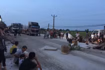 Hải Dương: Hàng trăm người dân lại chặn quốc lộ, ùn tắc nghiêm trọng 