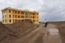 Xe tải chở cát làm sân UBND xã lùi cán chết một cô giáo