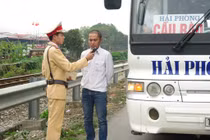 CSGT trưng dụng thiết bị cá nhân: Có vi phạm quyền sở hữu tài sản?