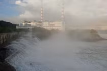 Ảnh: Nước sông bốc khói nghi ngút, nóng 42 độ C ở Quảng Ninh