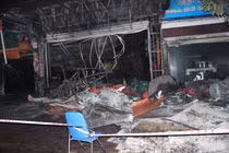 Cảnh hoang tàn sau vụ cháy cửa hàng nội thất ở Quảng Ninh