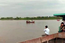 Chìm tàu trên sông Hồng, gia đình 4 người tử vong