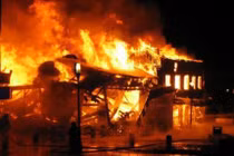 Nhà dân bốc cháy ngùn ngụt giữa đêm ở Hải Dương