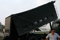 Hung hãn chống đối khi bị đưa xe về cân trọng tải ở Hải Dương