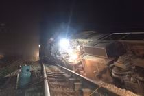 Hải Dương: Hàng trăm người trắng đêm cứu hộ tàu hỏa bị lật