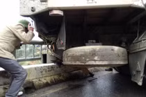 Đường trơn do tuyết rơi, xe tải lùi cán chết Trạm trưởng CSGT 