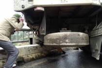 Đường trơn do tuyết rơi, xe tải lùi cán chết Trạm trưởng CSGT 